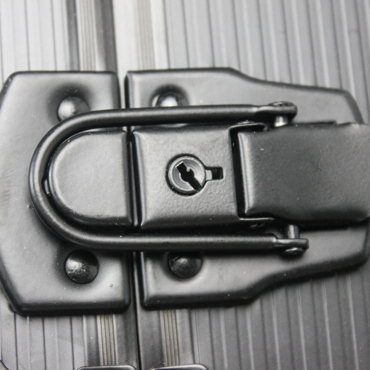 Schwarze Handwerkzeugkasten mit 4 Schichten von Toolset und Rädern