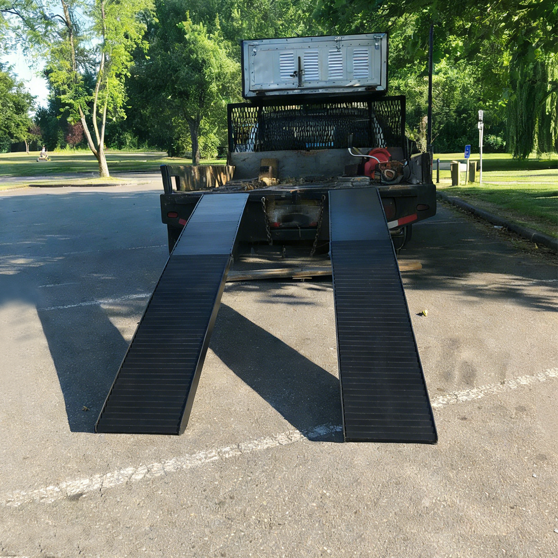 2 Rampas para Caminhão 80"x12" Rampa de carga portátil com capacidade para 1500 libras, dobrável em alumínio, com alça e fivela - Revestimento preto.